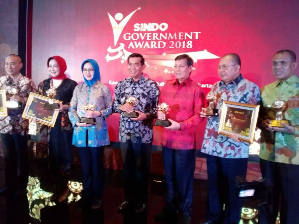 Wali Kota Pekanbaru Terima  Walikota Enterpreneur Award 2018 Kategori Investasi
