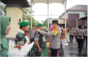 Kapolda Riau Lepas Brigjen TNI Dany Rakca dengan Tradisi Pedang Pora