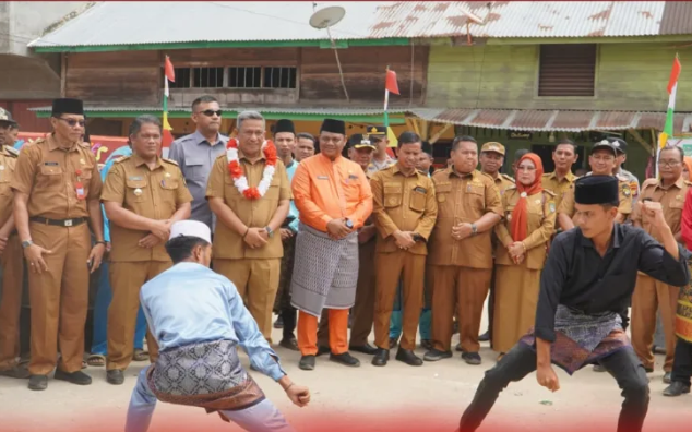 Bupati Rohul Hadiri HUT Desa Rambah Hilir Timur ke-48