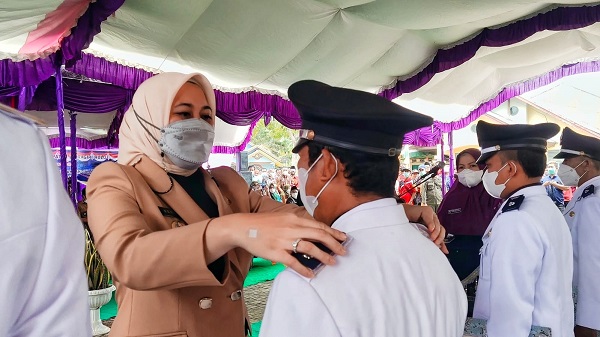 Bupati Rezita  Lantik 14 Kades di  Batang Cenaku dan Batang Gansal
