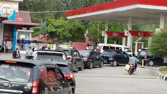 Antrean Panjang di SPBU, Pemprov Riau Tuding Pertamina Tak Pernah Sosialisasi Pembatasan Penjualan Solar dan Bensin
