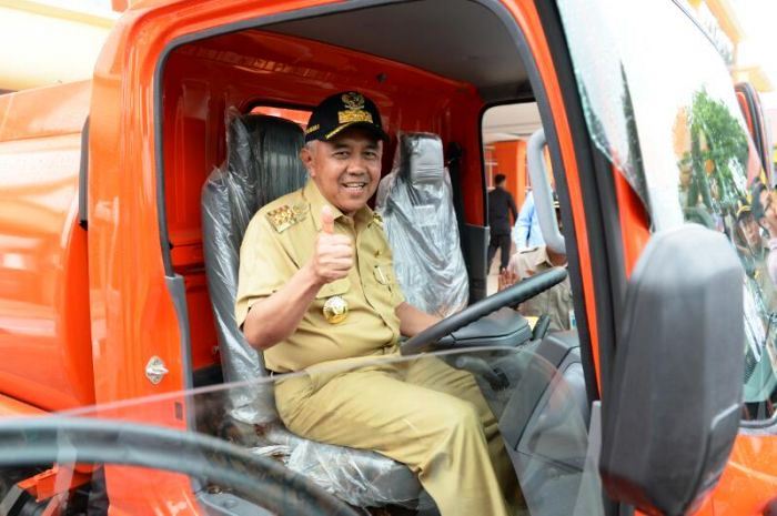 Kunker, Gubernur Riau Serahkan Sejumlah Bantuan di Inhu