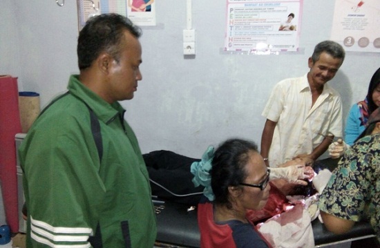 MENGERIKAN, Selepas Makan, Dengan Mata Melotot, Pria di Inhil  Tebas Leher Anak dan Istrinya Pakai Kapak...