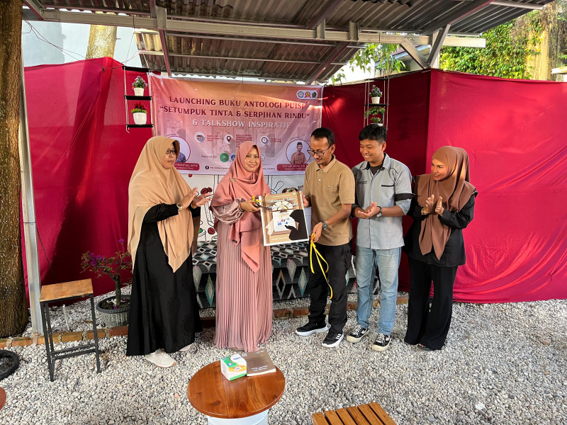 MTs Tahfidz Cendikia Pekanbaru Luncurkan Buku Antologi Puisi “Setumpuk Tinta dan Serpihan Rindu”