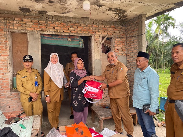 Dinsos Pekanbaru Salurkan Bantuan Korban Bencana Puting Beliung di Rumbai Bukit