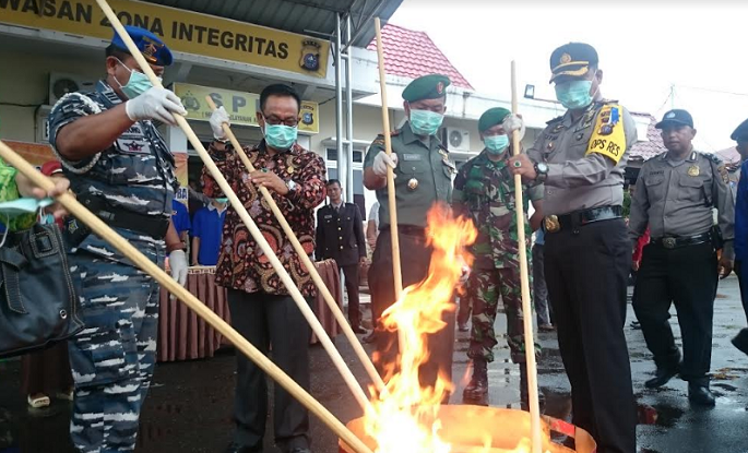Dibakar dan Diblender, Polres Dumai Musnahkan Ganja dan Sabu-sabu