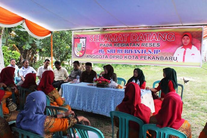 Reses di Simpang Tiga, Ini Keluhan Warga kepada Sri Rubianti