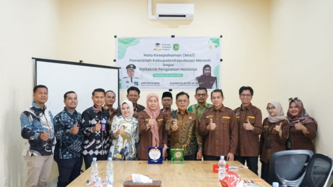 Polteknas Pekanbaru Berikan Beasiswa untuk 30 Mahasiswa Meranti, Bupati Asmar Sampaikan Apresiasi
