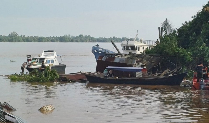 Sejumlah Rumah Warga di Inhil Ambruk ke Sungai
