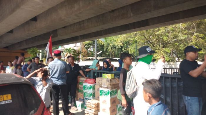 FPI dan Pendukung PSPS Beri Bantuan Makanan untuk Masyarakat Koto Aman yang Tinggal di Kolong Fly Over