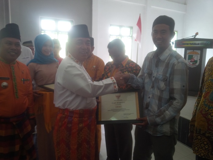 Disaksikan Bupati HM Harris, Camat Pangkalan Kerinci Lantik 292 Orang Perangkat Desa dan Lurah