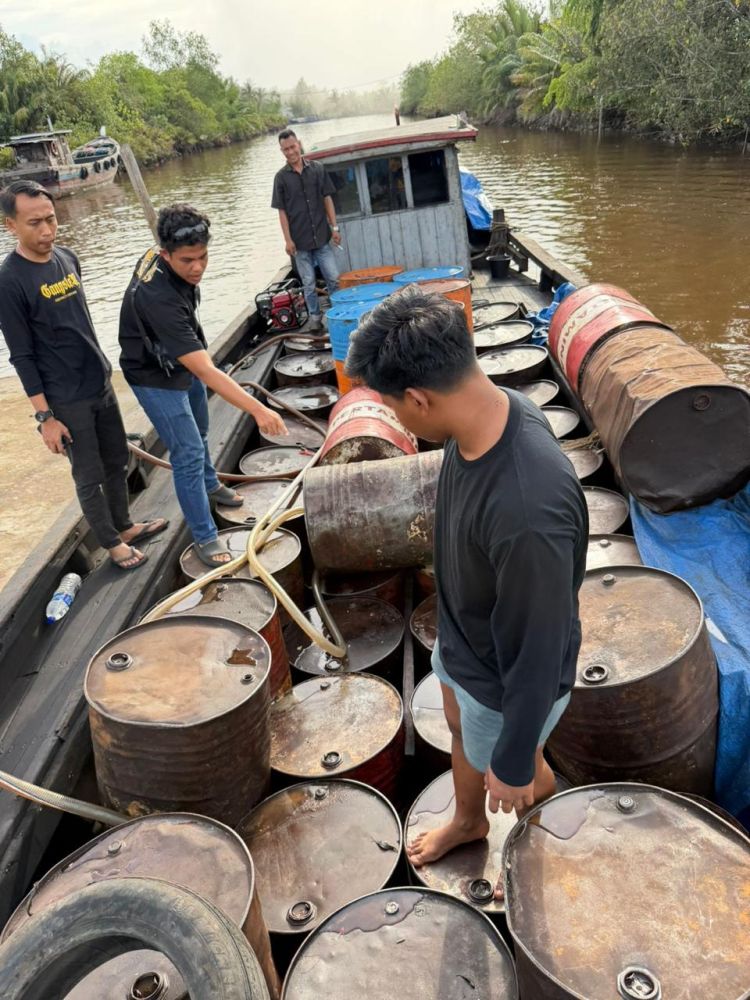 Kapal Kayu KM Surya Tertangkap Tangan Angkut 5 Ribu Liter Biosolar Tanpa Dokumen