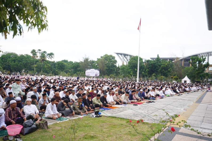 Ribuan Jemaah Padati Salat Isul Adha di Halaman Kantor Gubernur