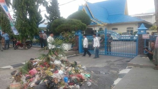 Massa Buang Sampah di Pintu Masuk Rumah Dinas Wali Kota, Kasatpol dan Kabag Hukum Lapor Polisi