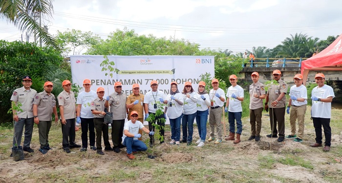 BPBD Pekanbaru dan BNI Tanam 100 Pohon Trembesi
