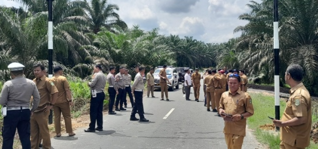 Jalan Menuju Sengkemang -Sialang Sakti Dayun di Pasang Portal
