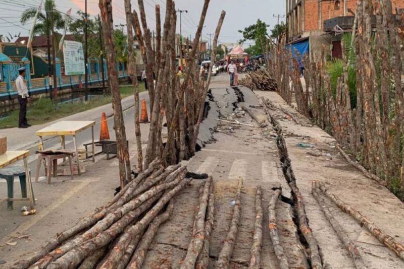 Pasca Longsor, Retakan Jalan Parit Enam Tembilahan Semakin Parah