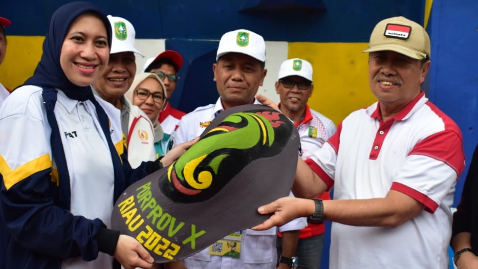 Bupati Inhu Rezita  Sambut Kedatangan Gubri Syamsuar  di Arena Venue Panjat Tebing Porprov Ke X Kuansing