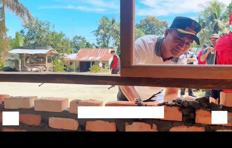 Bupati Pelalawan Ikut Gotong Royong Bangun Rumah Warga di Sikijang