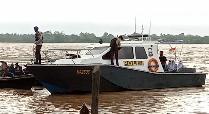 Terima Kasih Pak Polisi! Tak Ada Pompong, Pelajar di Seberang Tembilahan Diangkut pakai Speed Boat  Polair