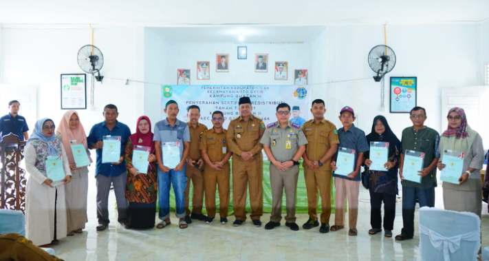 Masyarakat Dua Kampung di Koto Gasib Terima Sertifikat Program Tora