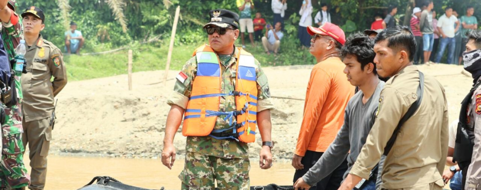 43 Rakit PETI di Sungai Kuantan Dibakar Dalam Operasi Penertiban