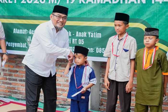 Gerakan Sedekah Tanpa Mikir, Wawako Sugiyarto Santuni Ratusan Anak Yatim di Tanjung Penyembal