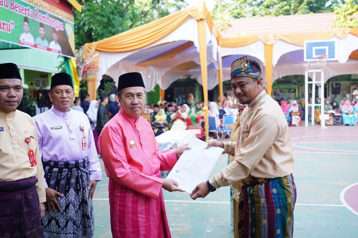 Syamsuar Serahkan 614 SK PPPK Tenaga Pendidik Formasi 2022
