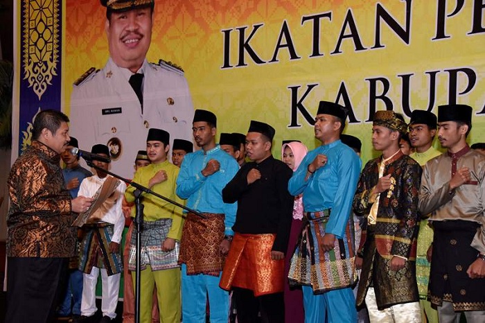 Bupati Amril Lantik Pengurus IPMKB Pekanbaru 2017-2019