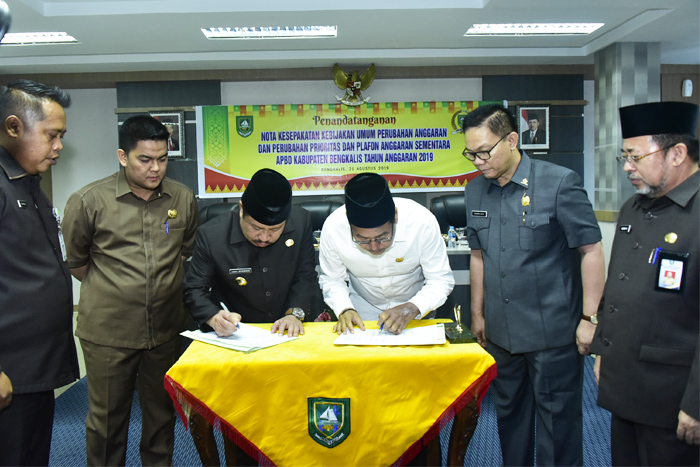 Pemkab dan DPRD Bengkalis Tandatangani MoU Rancangan KUPA PPAS 2019