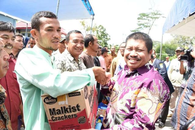 Korban Puting Beliung 3 Kecamatan Terima Bantuan dari Gubri dan Bupati