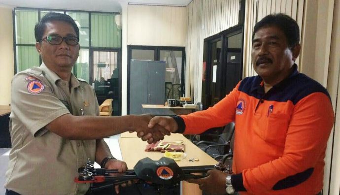 PANTAU KARLAHUT... BPBD Riau Bantu 1 Unit Drone untuk BPBD Kepulauan Meranti