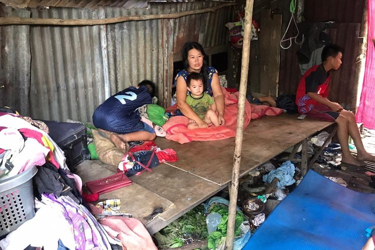 Miris! Rumah Dijual Mertua, Keluarga Ini Terpaksa Tinggal di Gubuk Mirip Kandang Ayam