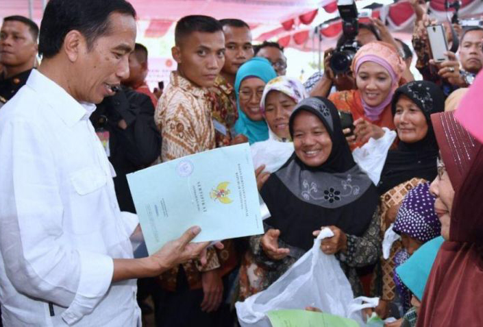 Bagikan Sertifikat Tanah, Jokowi: Jika Mau 'Sekolahkan' Sertifikat di Bank Jangan Dipakai Beli Mobil