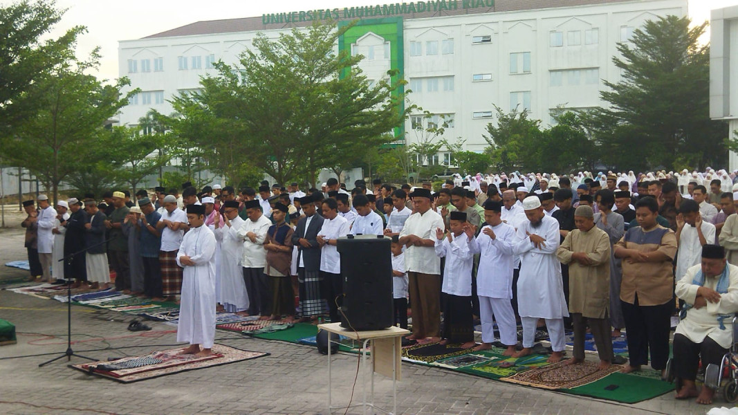Umri Gelar Shalat Idul Fitri Di Halaman Kampus, Hendri Sayuti Ajak Ummat Islam Tetap Bermunajat Pada Allah