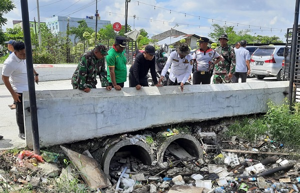 Muflihun Lihat Langsung Bagaimana Kotor dan Mampetnya Parit di Arifin Ahmad, Begini Kata Dia...