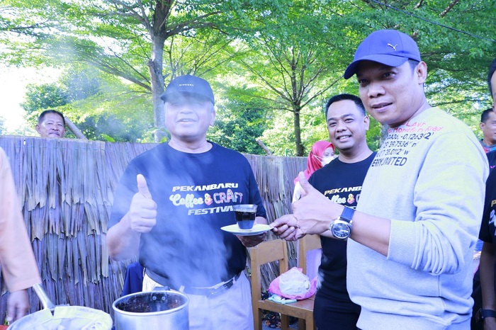 Penjabat Wali Kota  Apresiasi Coffe Festival  dan Sosialisasi Pajak Bapenda di Arena Car Free Day