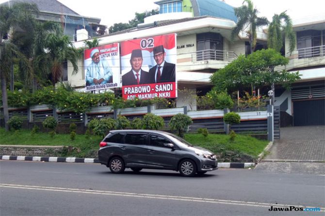 Kesal dengan Satpol PP, Endang Pajang Baliho Jumbo Prabowo-Sandi di Depan Rumahnya