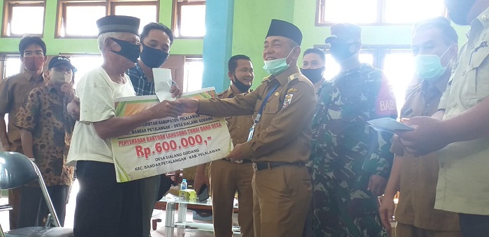 Diserahkan Bupati HM Harris, 51 Warga Sialang Godang Terima BLTDD 