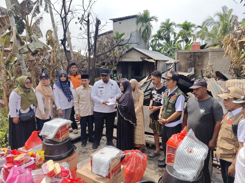 Ringankan Duka Korban Kebakaran Seberang Tembilahan, Camat Tembilahan Serahkan Bantuan Bupati Inhil dari Dinsos, BPBD, dan BAZNAS