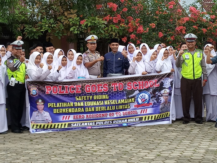 Siswa SMA Negeri 2 Rambah Hilir-Rohul, Praktikkan Cara Berkendara yang Benar