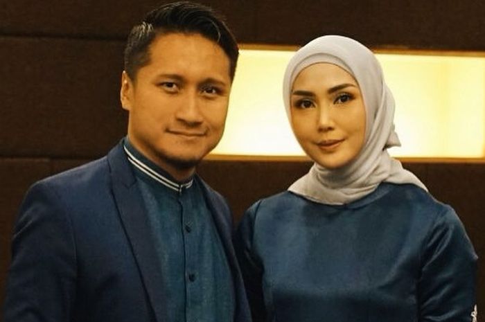 Salut! Ini Kisah Hijrah Arie Untung dan Istri, Nyaris 'Murtad', Cekcok hingga Perceraian