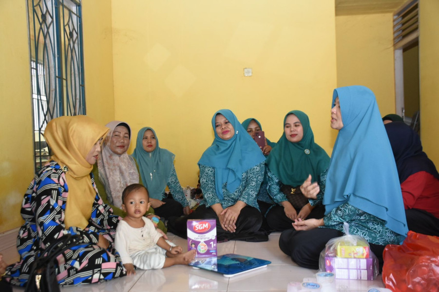 Pj Ketua TP PKK  Berikan Tambahan Makanan ke Rumah Anak Stunting di Tambang