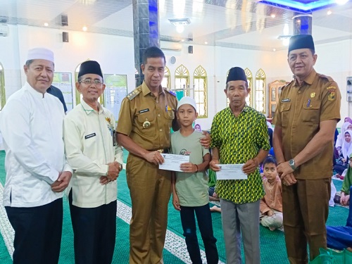 Bupati Kampar Ahmad Yuzar Serahkan Santunan untuk Anak Yatim dan Du'afa