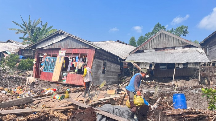 Abrasi  di  Sungai Nyiur Inhil,  Rumah, Dermaga hingga Rumah Tahfiz Ambruk