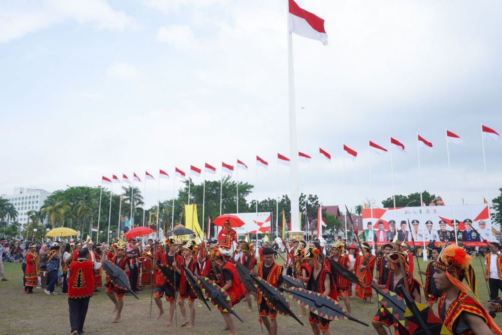 Ribuan Masyarakat Tumpah Ruah di Pawai Budaya HUT ke-65 Provinsi Riau
