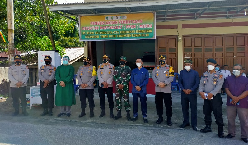 Sembari Bagikan Sembako, Kapolres Rohil Resmikan Posko PPKM Mikro di Sedinginan