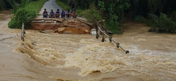 Pasca Banjir di Kota Lama, Jembatan Pisang Kolek Putus dan Warga tak Bisa Melintas