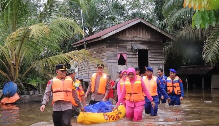 Kapolres Pelalawan dan Istri Tinjau Lokasi Banjir di Langgam