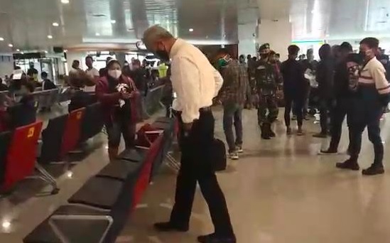 Ganjar Pranowo Ngamuk Saat Sidak Bandara, 'Tertib, Jaga Jarak, Pak Polisi dan Tentara Sini, yang Tak Mau Suruh Pulang Aja'